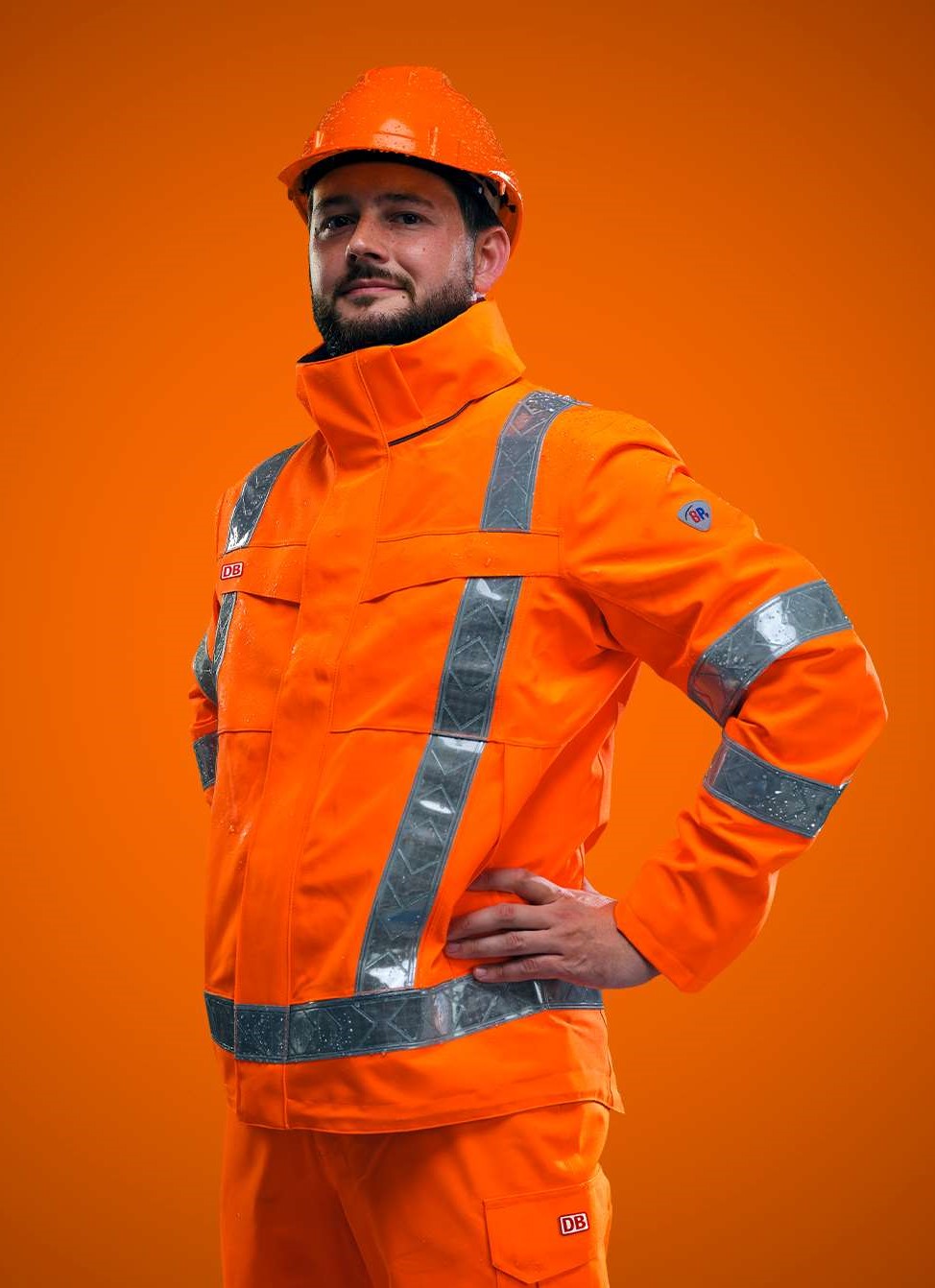 Ein Mann trägt eine BP® Warnschutzjacke und hat die Hände seitlich an der Hüfte.