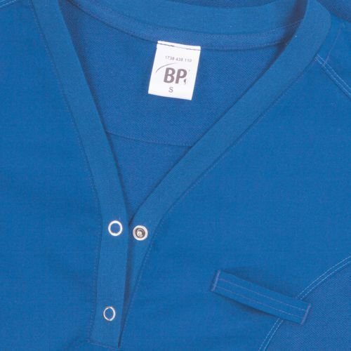 Gros plan sur une casaque BP® bleu clair.