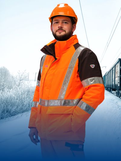 Un homme porte des vêtements de protection contre le vent et les intempéries BProtected.