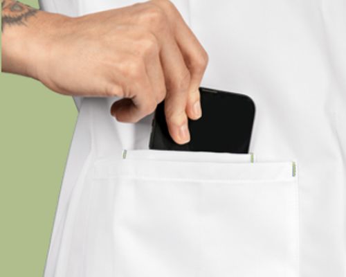 Ein Handy wird in die Handytasche eines Arztkittels eingesteckt.