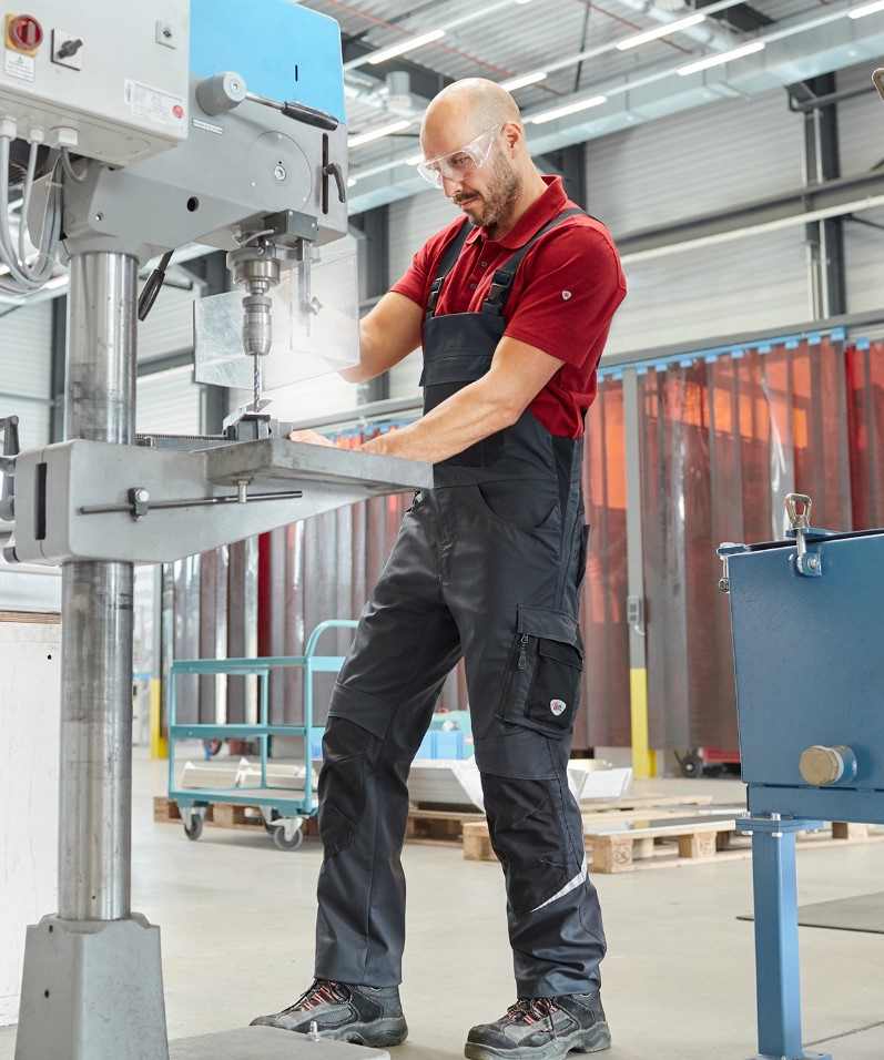 Man werkt aan industrieel gaas en draagt een BP® tuinbroek.