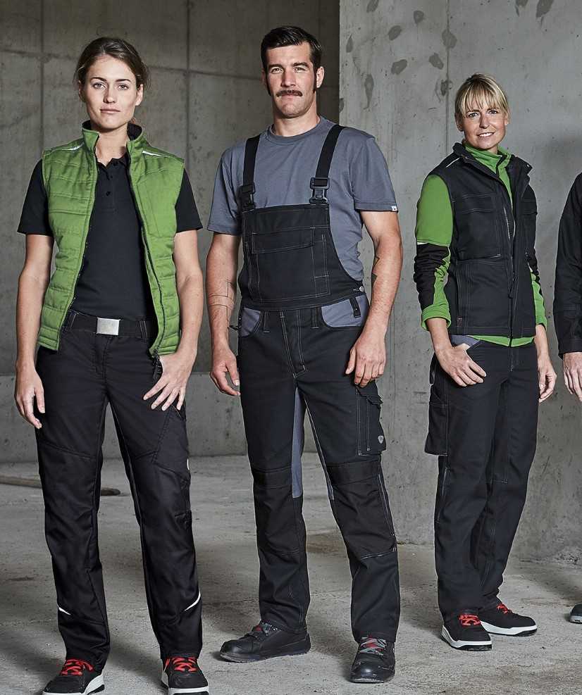 Twee vrouwen en een man dragen een zwarte werkbroek van BP®.