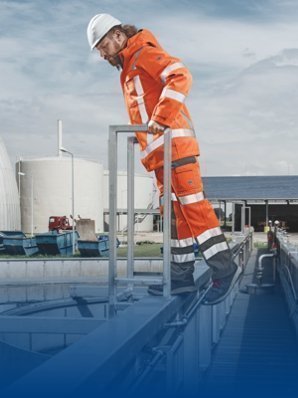 Ein Mann auf einem Dach trägt Multinormwarnschutz-Störlichtbogen Kleidung.