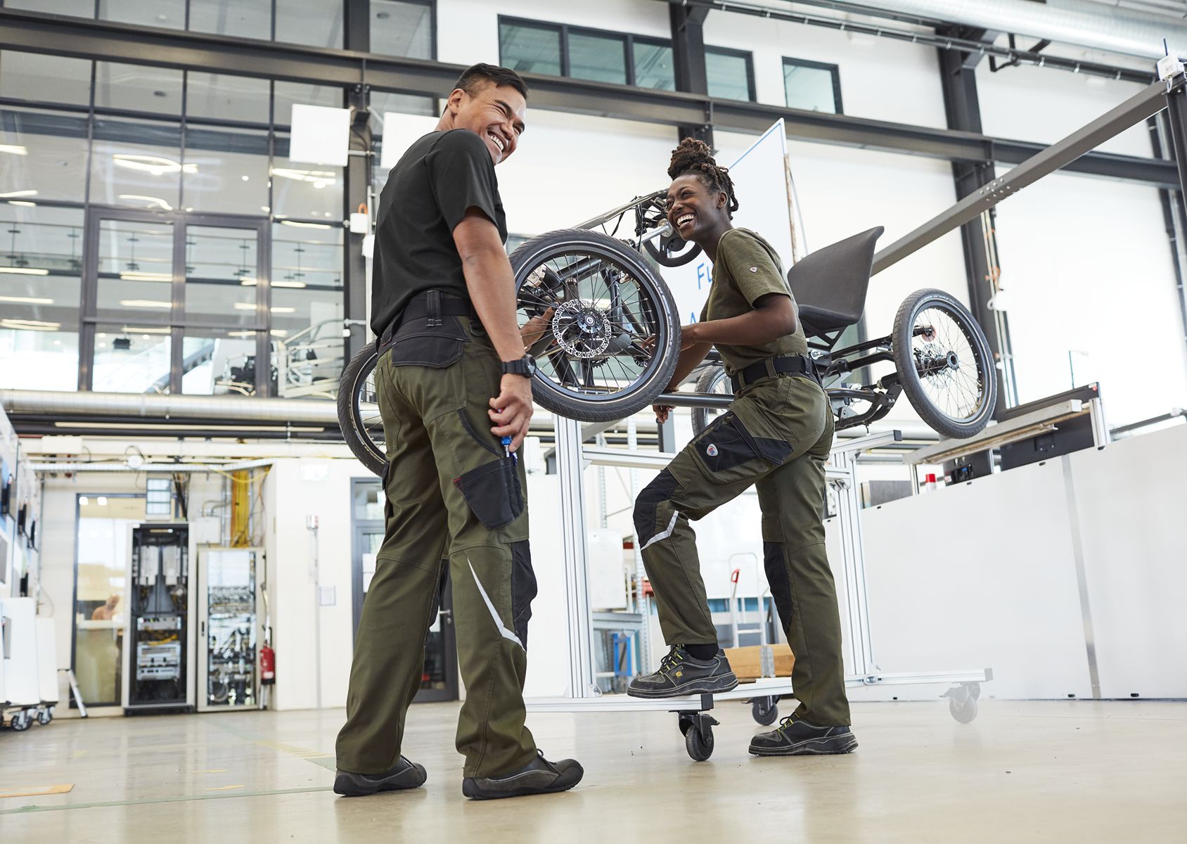 1998-570-7332 BP® Lichte werkbroek met kniezakken olijf/zwart Thumbnail 4