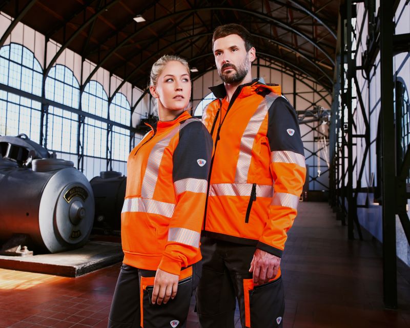 Eine Frau und ein Mann in High Visibility Warnkleidung.