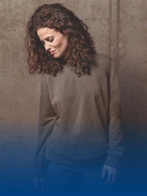 Une femme porte un sweat-shirt pour femme en marron.