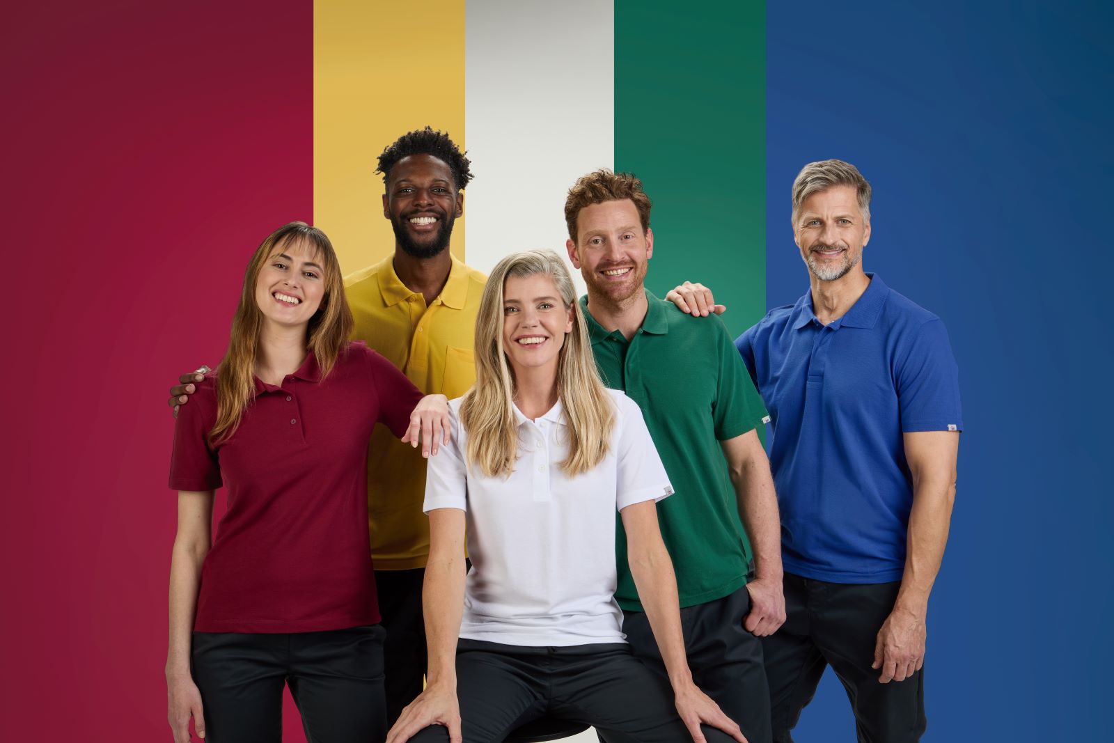 Zwei Frauen und drei Männer präsentieren BP® Shirts.