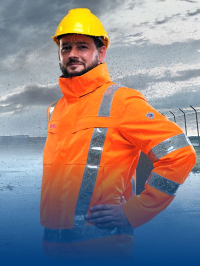 Mann Trägt Wind- und Wetterschutzkleidung in orange.