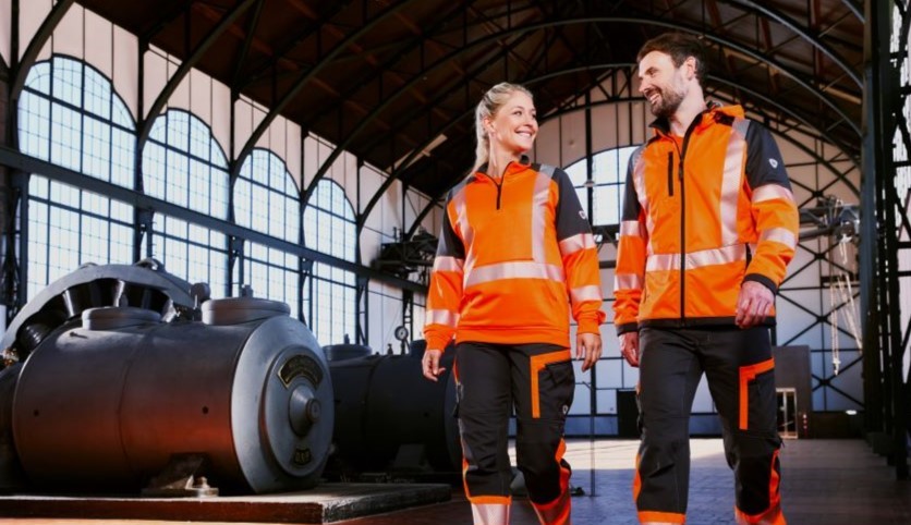 Eine Frau und ein Mann in High Visibility Warnkleidung.