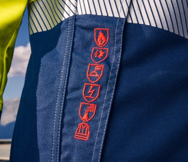 Detailaufnahme der Normen auf einer Multinorm Jacke.