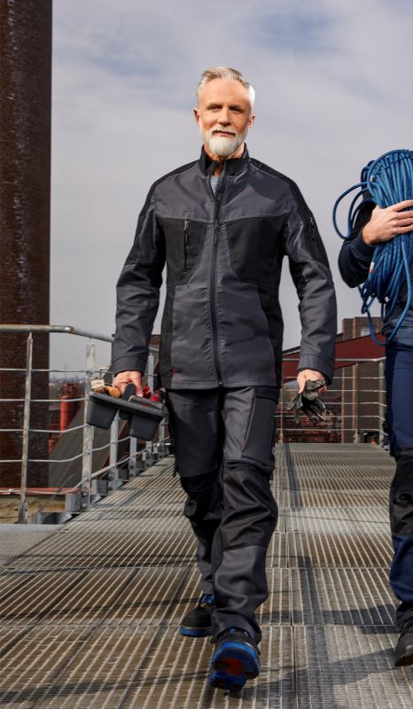 Mann in BP® Hybrid Hose in grau schwarz.