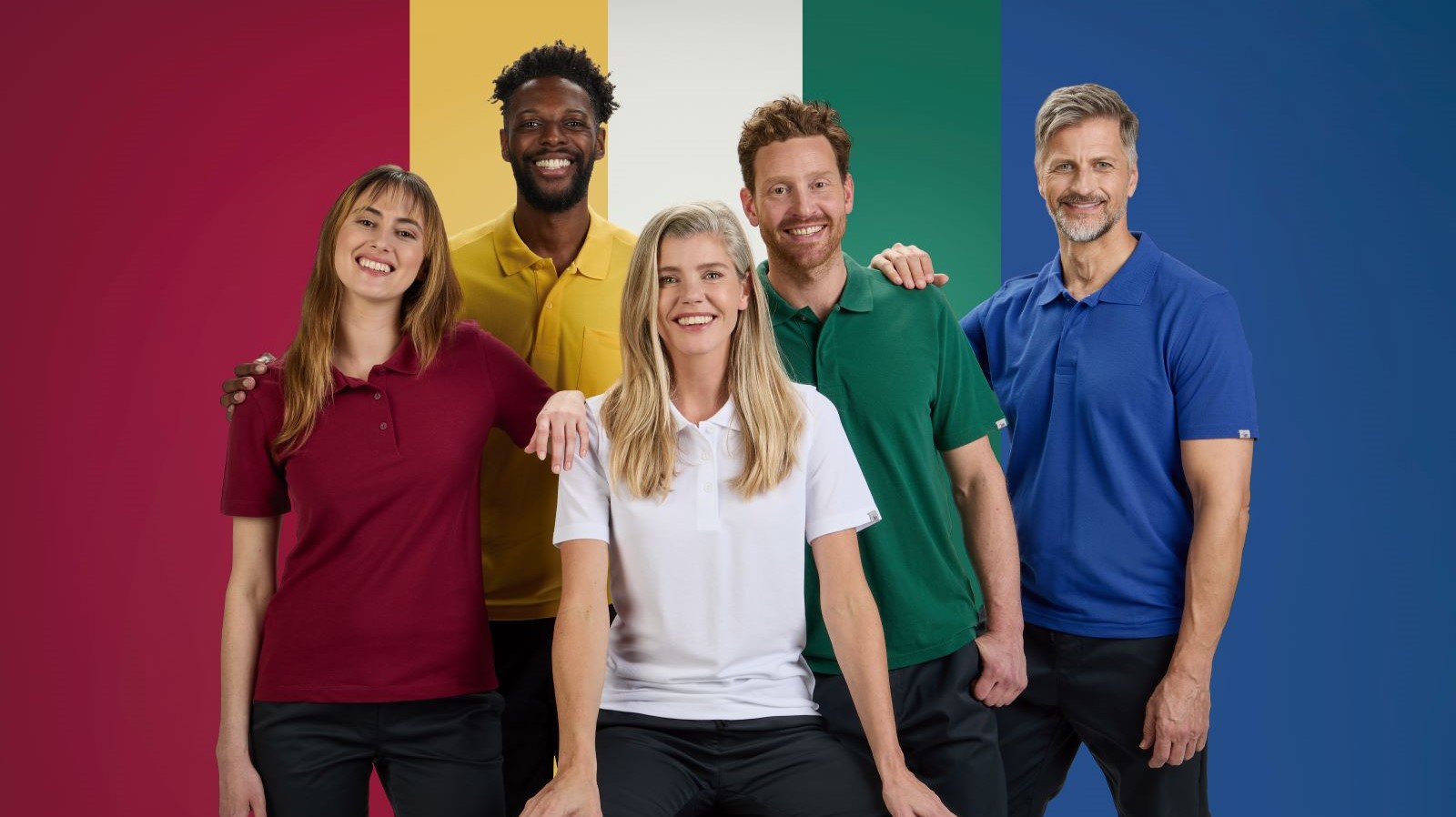 Zwei Frauen und drei Männer präsentieren BP® Shirts.
