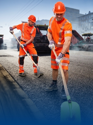 Zwei Straßenbauer sind auf einer Baustelle und haben BProtected Arbeitskleidung an.
