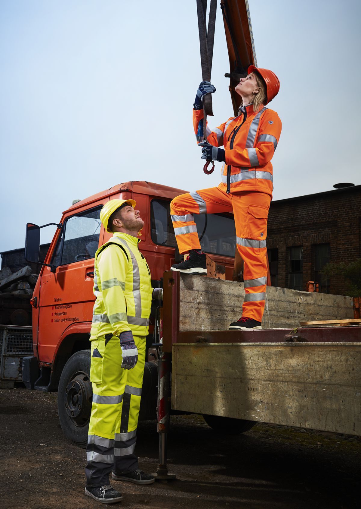 2010-845-8653_BP® High-visibility trousers with knee pockets_warning yellow/dark grey_Image 3
