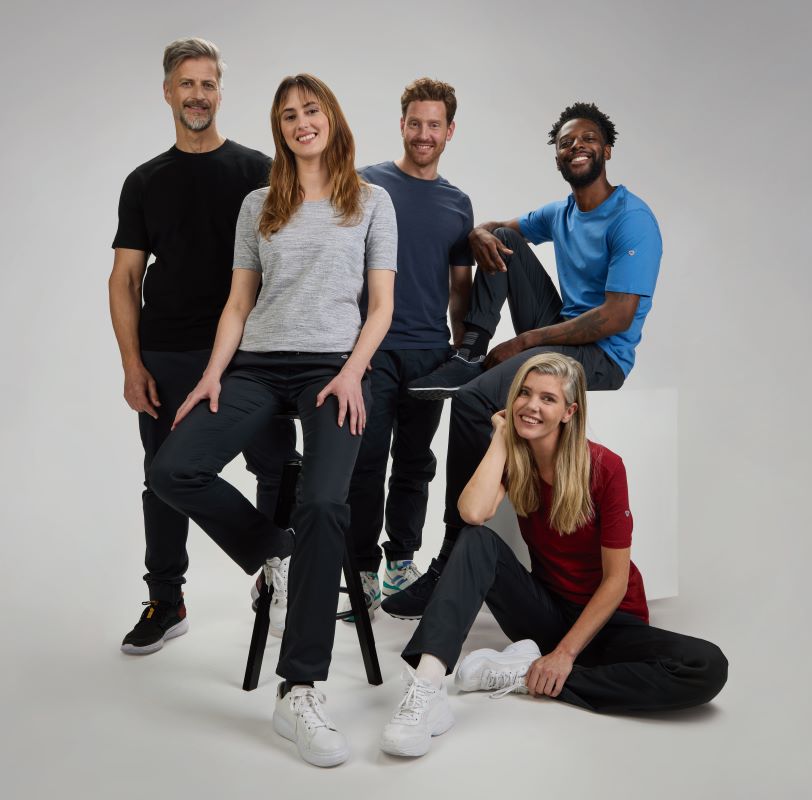 Ein Team aus fünf Leuten tragen verschiedene BP®  shirts.