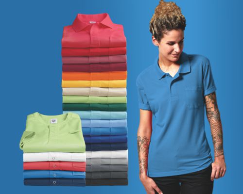 Eine Frau trägt ein Med&Care shirt in hellblau. Neben ihr sind alle Farben der shirts gestapelt.