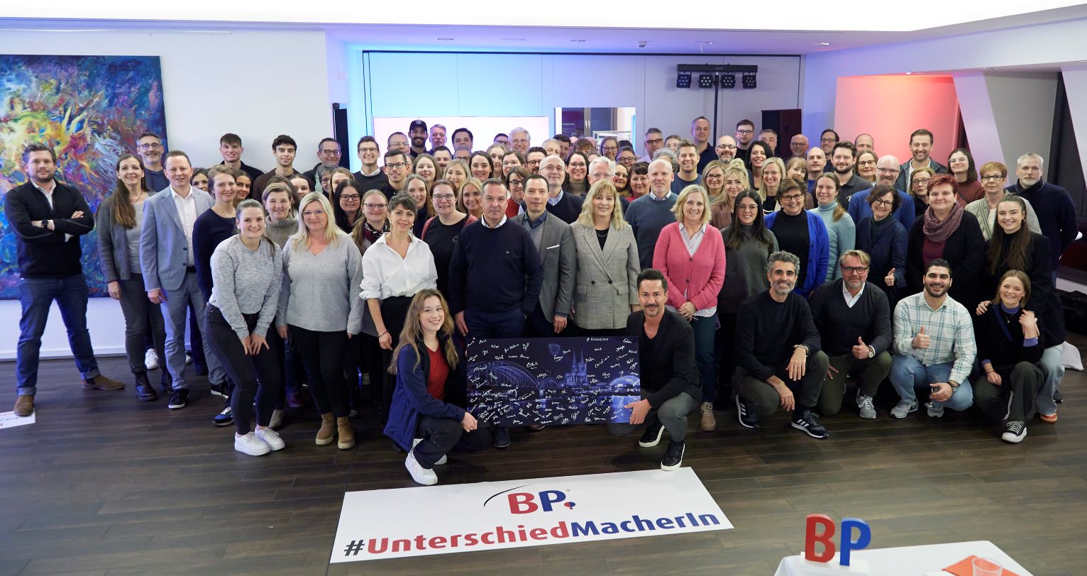 BP® groepsfoto met ongeveer 100 mensen tijdens een bedrijfsevenement.