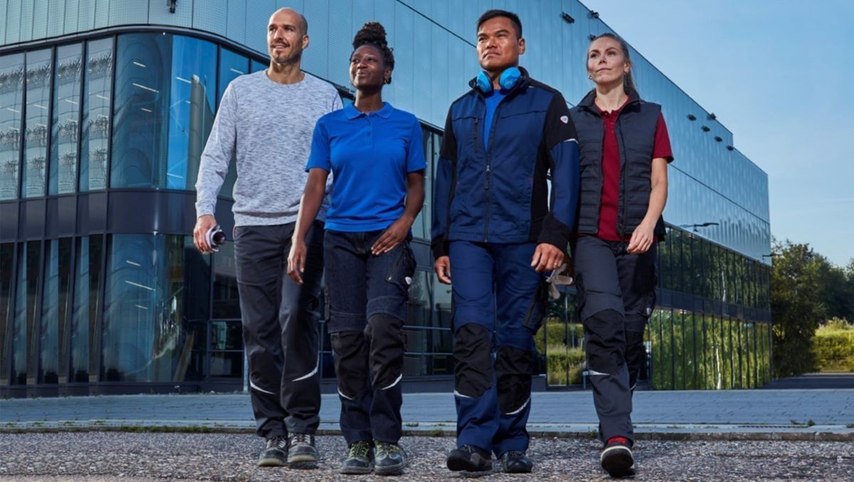 Collaborateurs d'entreprises devant le bâtiment de l'entreprise.