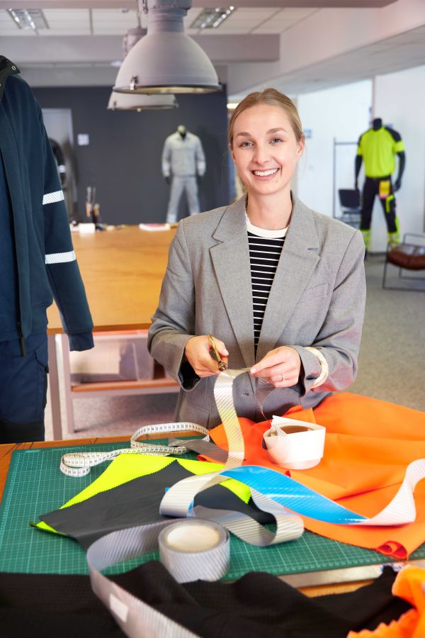 Pauline, Produktmanagerin bei BP, beim Kleidungsdesign.