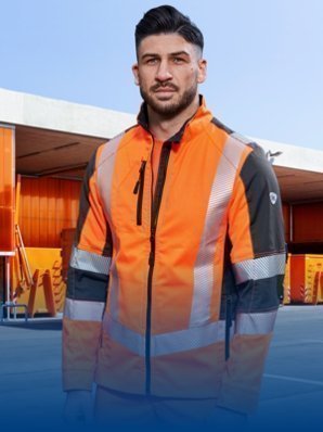 Ein Mitarbeiter der Abfallwirtschaft trägt eine orangene Arbeitsjacke.