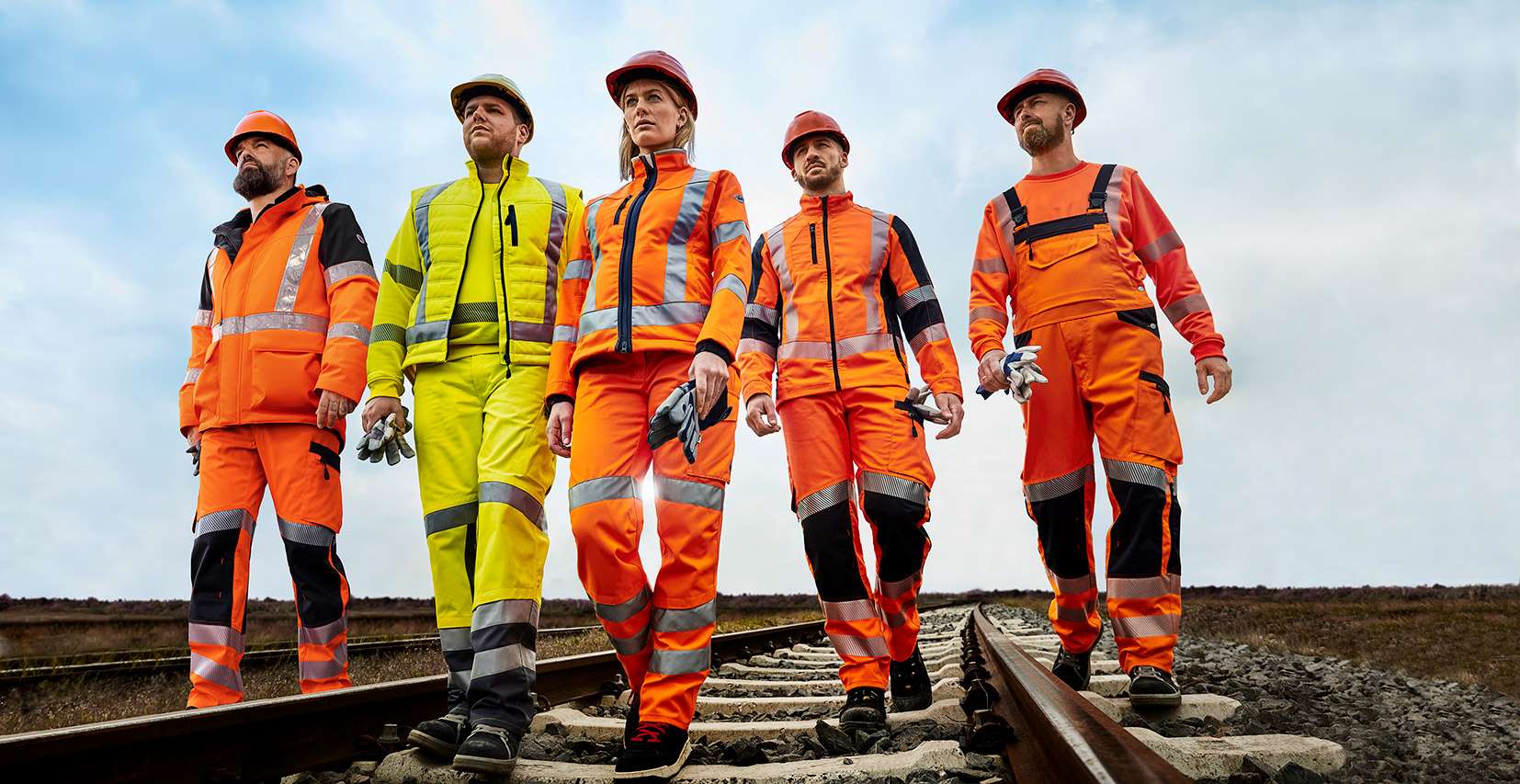 5 Bahnmitarbeiter in Warnschutzkleidung