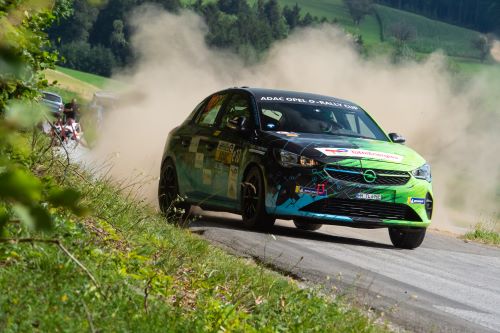 Opel-Rallyauto in voller Fahrt.