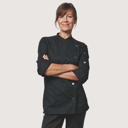 Eine Frau hat einen Serviceoutfit für Kellner in der Farbe schwarz an.