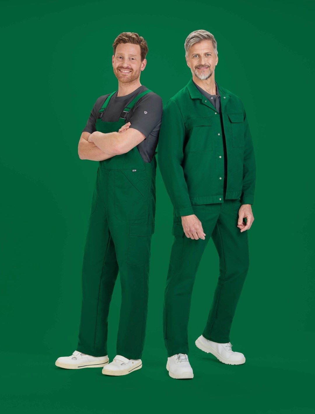 Zwei Männer tragen dunkelgrüne HACCP Latzhosen.