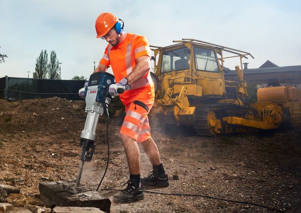 Bauarbeiter mit Presslufthammer bei der Arbeit.