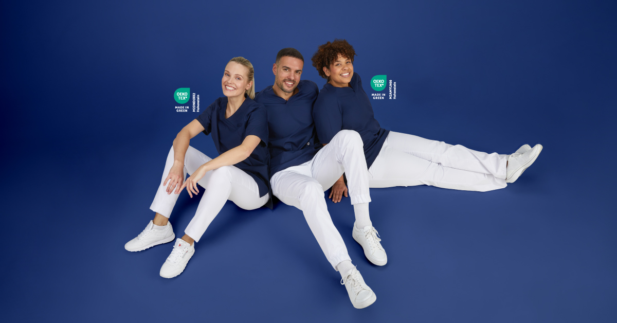 Zwei Frauen und ein Mann in professioneller Pflegekleidung "made in Green".