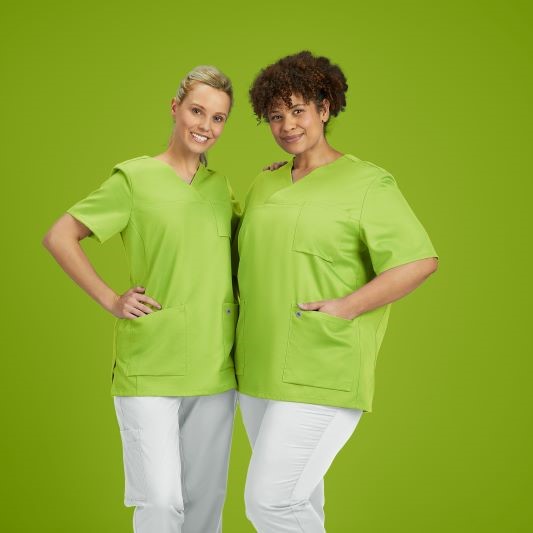Zwei Frauen in grünen TENCEL-Kasacks und weißer Hose.