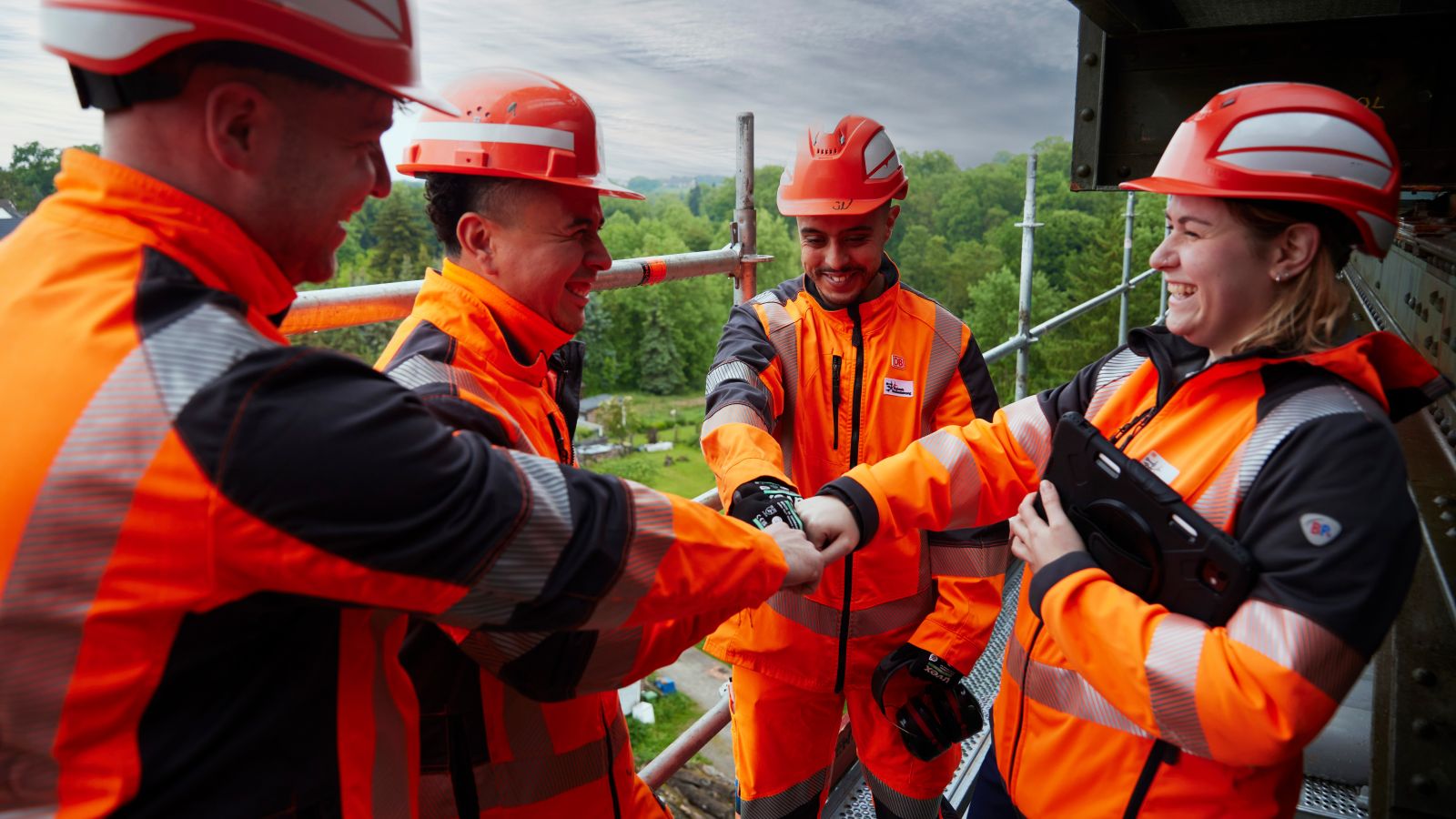 Ein Team Instandsetzungstechnikern bei DB InfraGO in Warnschutzkleidung.