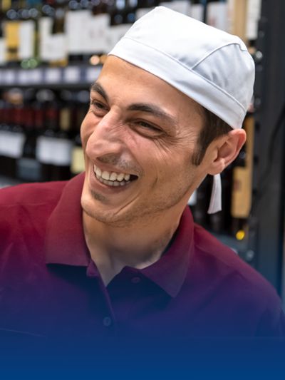 Werknemers in de horeca dragen een poloshirt en een hoofdband.