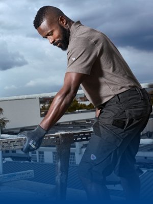 Een dakdekker draagt een BP® Workwear shirt.