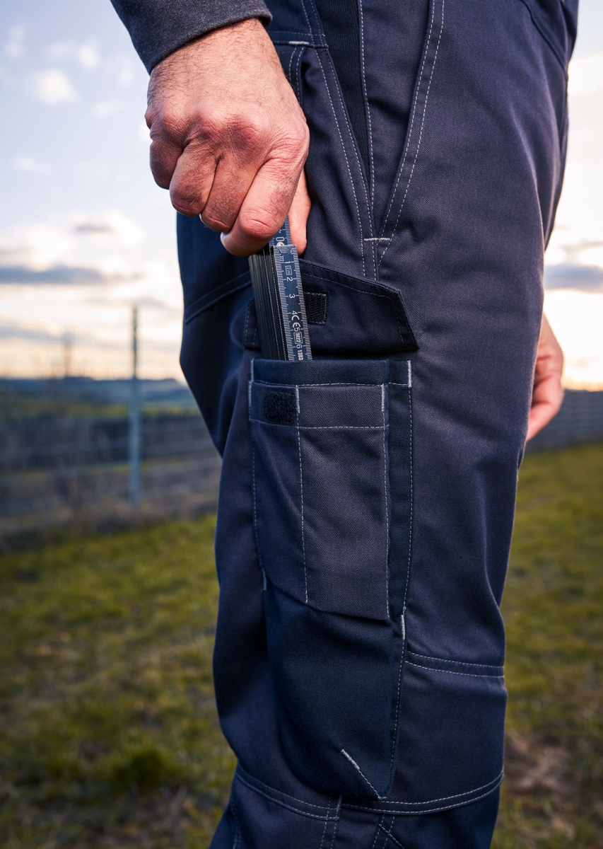 2437-581-5632 BP® Lichte multinorm-tuinbroek APC2 antraciet/zwart Thumbnail 5