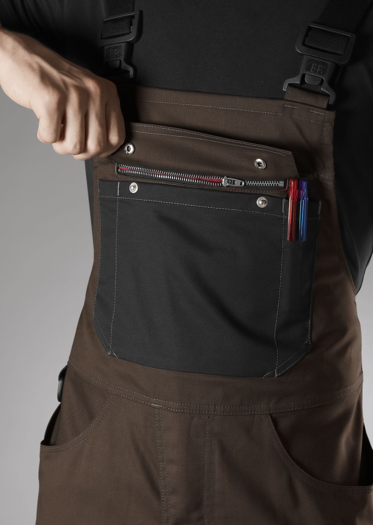 BP® Leichte Latzhose mit Kniepolstertaschen braun/schwarz Thumbnail 2