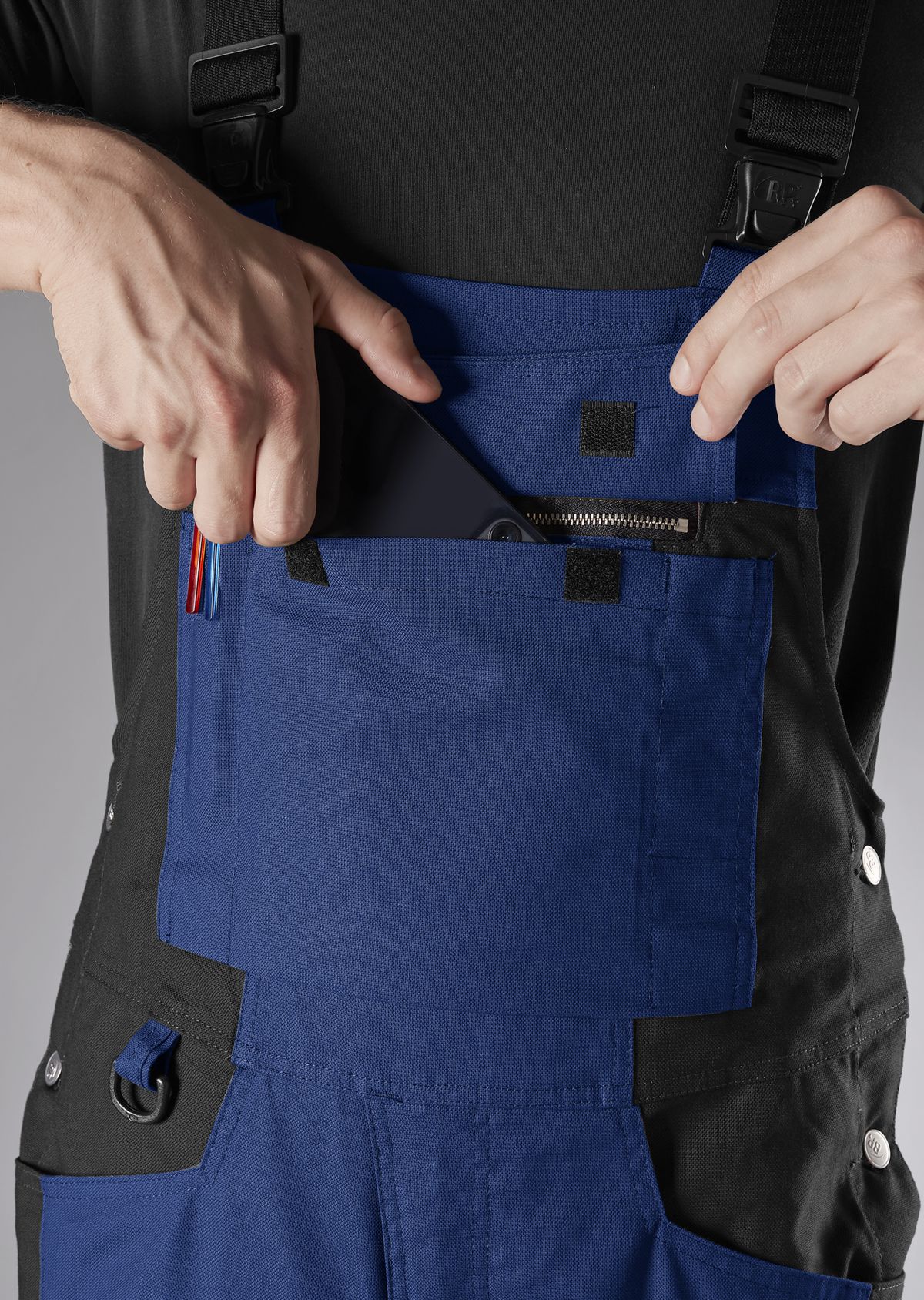 1821-565-1332 BP® Robuste Latzhose mit Kniepolstertaschen königsblau/schwarz Thumbnail 4