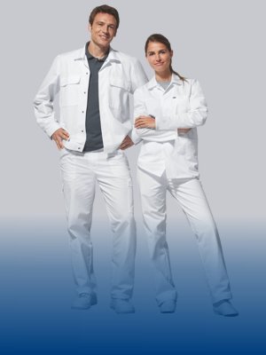 Mann und Frau tragen weiße HACCP Arbeitskleidung.