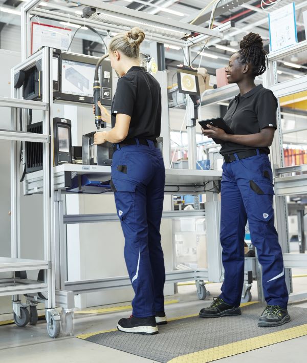 Zwei Frauen tragen Corporate Workwear von BP® in einem Labor.