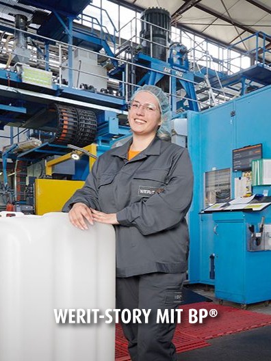 Werit-Mitarbeiterin in grauer HACCP-Kleidung.