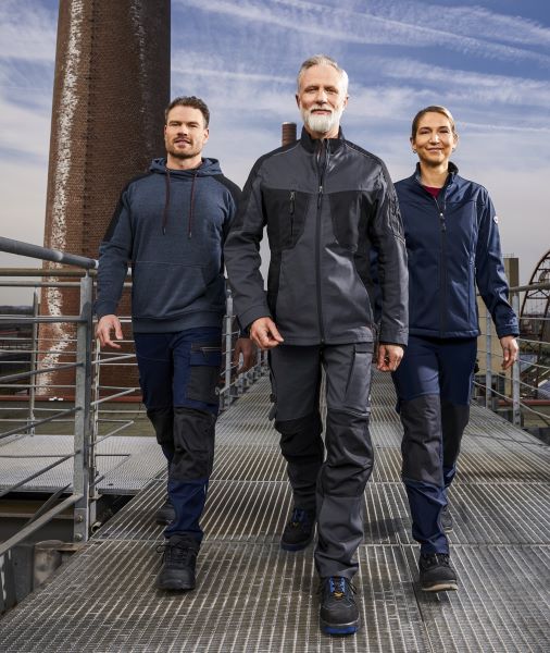 Zwei Handwerker und eine Handwerkerin+ in BP® Arbeitskleidung.