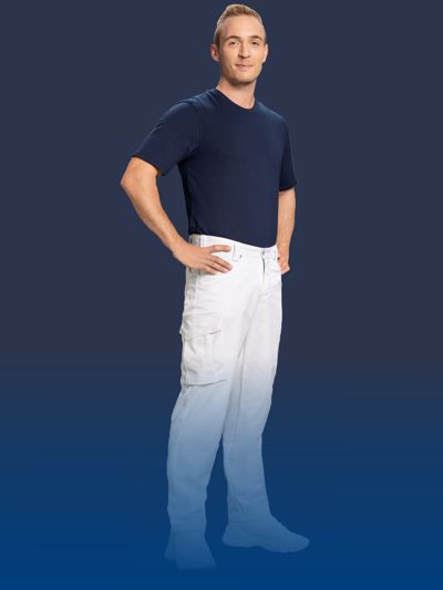 Ein Pfleger trägt einen passenden Arbeitsoutfit.
