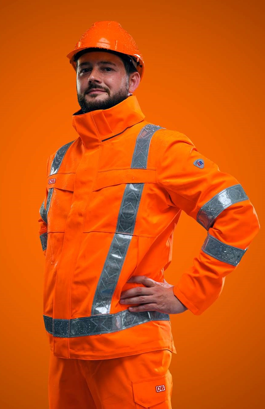 Ein Mann trägt eine BP® Warnschutzjacke und hat die Hände seitlich an der Hüfte.