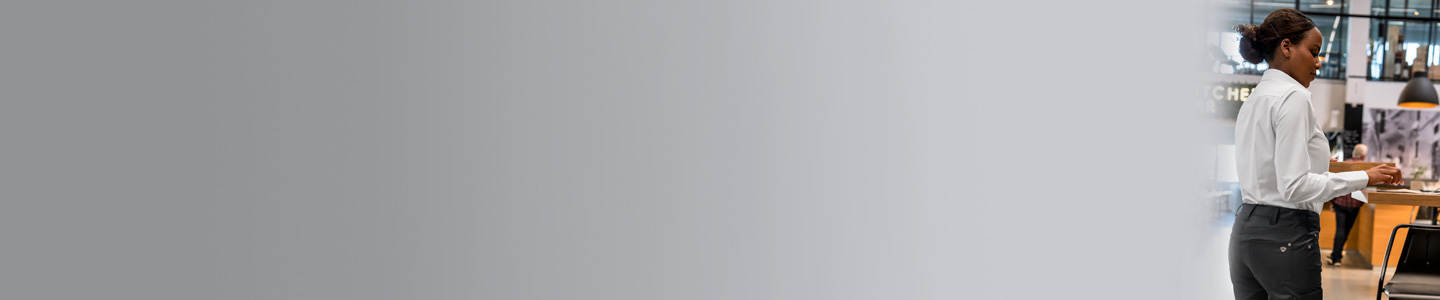 Banner mit Kellnerin in BP® Gastrokleidung.