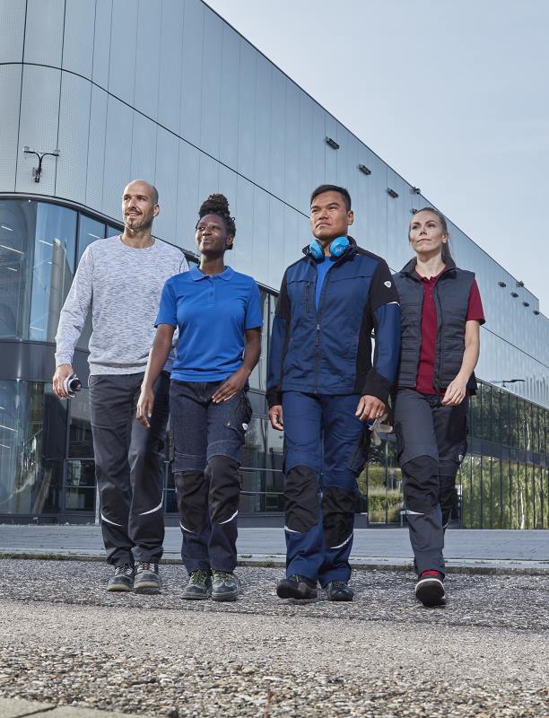 Zwei Frauen und zwei Männer tragen workwear.