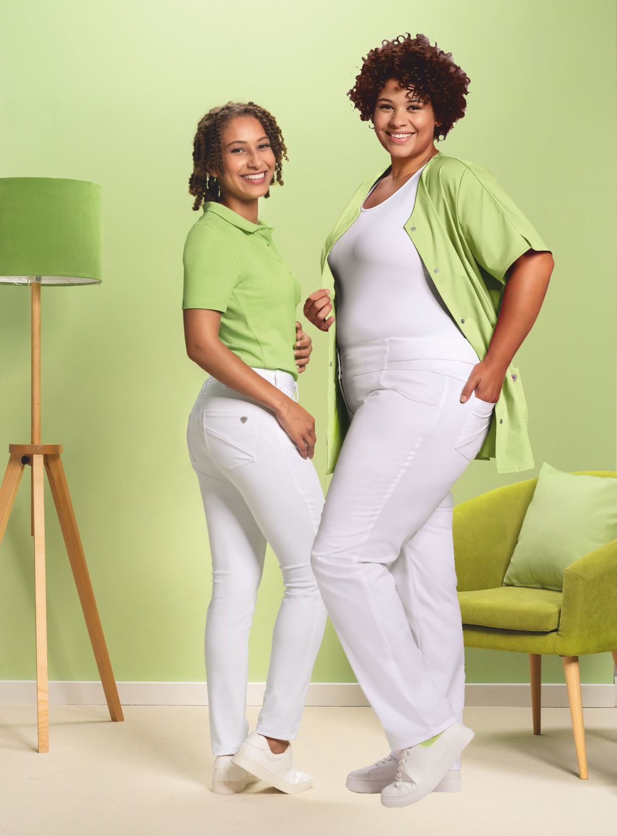 Zwei Pflegerinnen in hellgrün-weißem Pflegeoutfit.