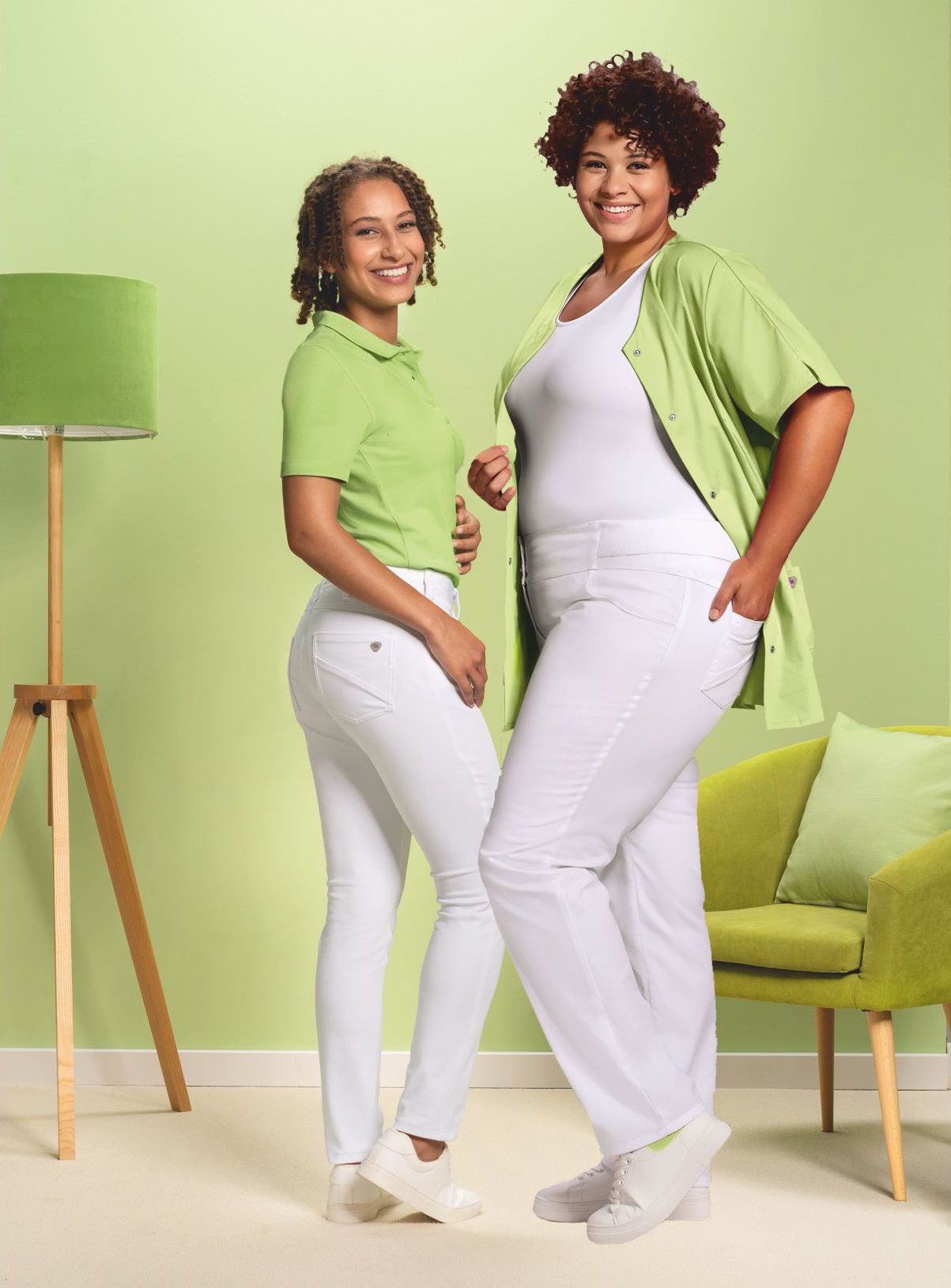 Deux infirmières posent en pantalon de travail blanc.