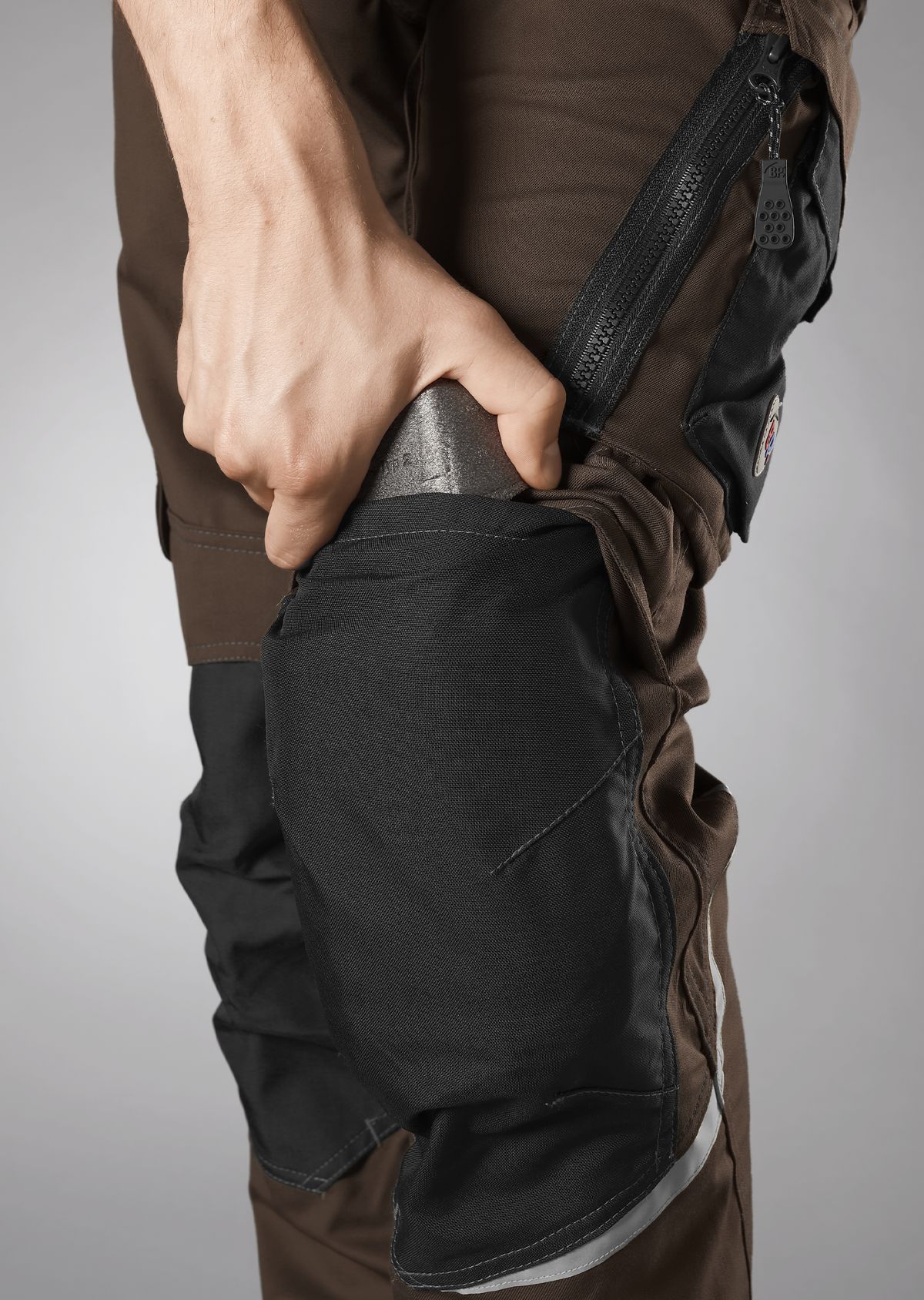 1998-570-4832 BP® Leichte Arbeitshose mit Kniepolstertaschen braun/schwarz Thumbnail 3