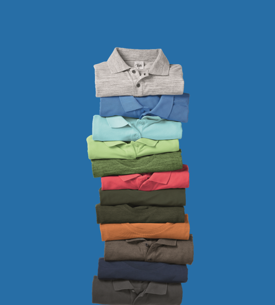 Stapel mit vielen Poloshirts in unterschiedlichen Farben 