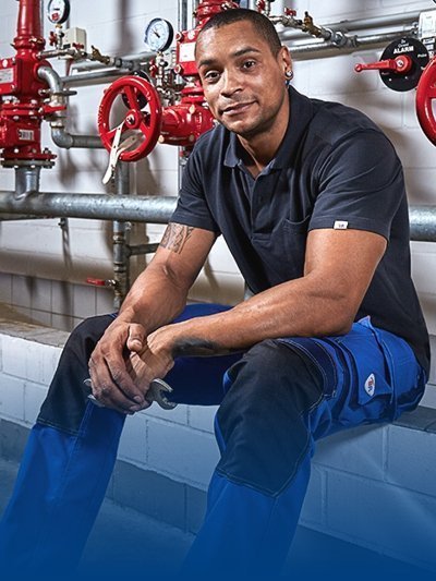 Ein Installateur trägt Workwear Kleidung.